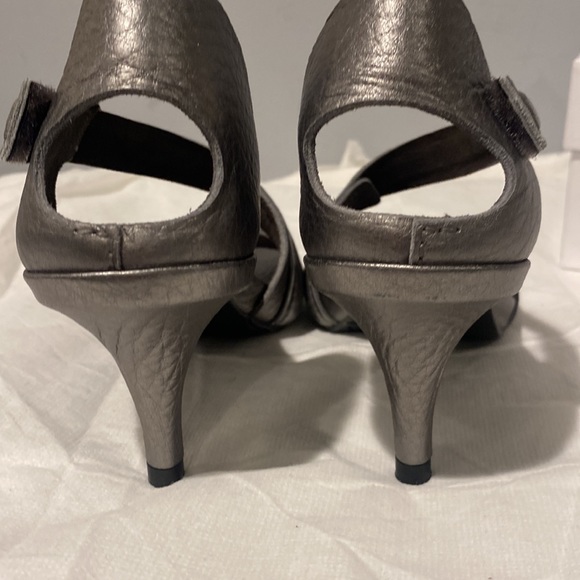 Cirine Metallic Asymmetrical Ankle
Pedro Garcia "Cirine" metallic sandals - Picture 9 of 13